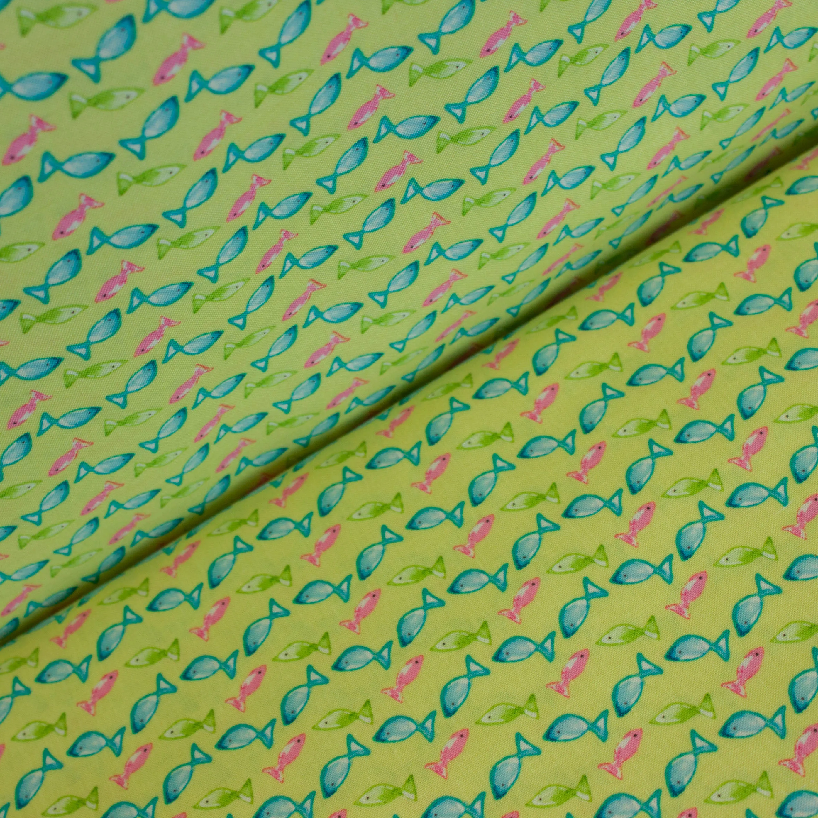 Katoen geelgroen met blauwe, roze en groene vissen